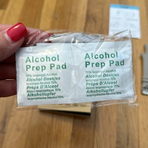 *last chance!!* Fitbit Versa | Accessories Only - 2 bands, 3 screen protectors - Picture 5 of 11